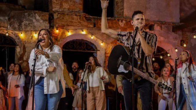Yelitza Cintrón Dicen a dúo con Onis Rodríguez, una canción que anima a los oyentes a tener una relación con Dios