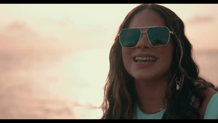 Joannie nos lleva «A la orilla del mar» con su alegre canción veraniega que exalta la creación de Dios