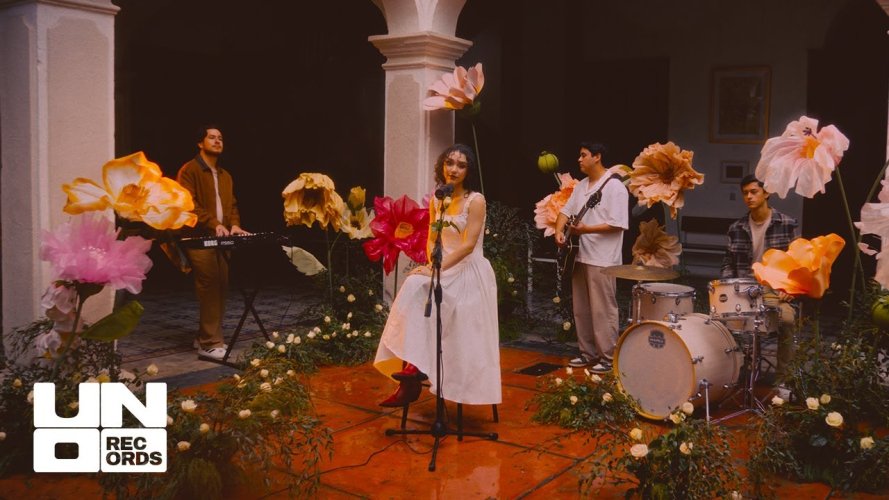 Con su estilo único, Dariana lanza su tema: Rosa Blanca