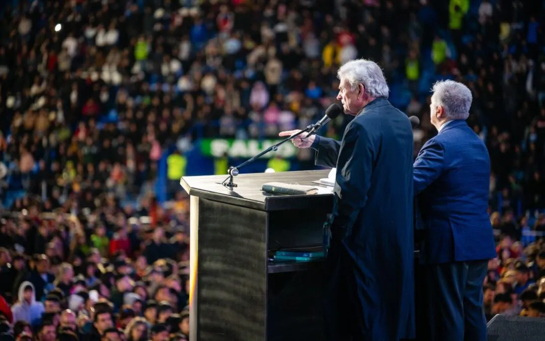 En Buenos Aires, unas 75.000 personas llenaron el estadio Vélez para escuchar un poderoso mensaje de esperanza